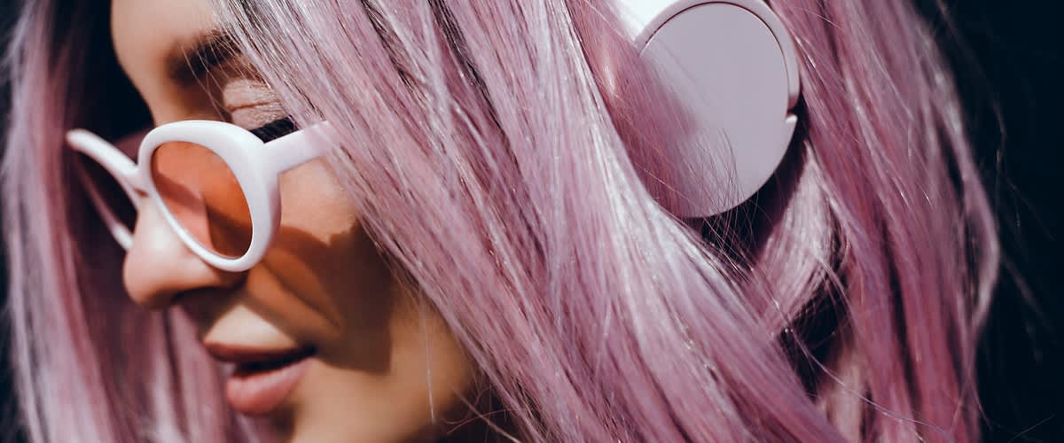 Frau mit pinken Haaren