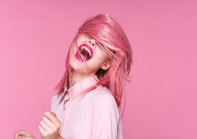 Lächelnde Frau mit glänzenden Haaren