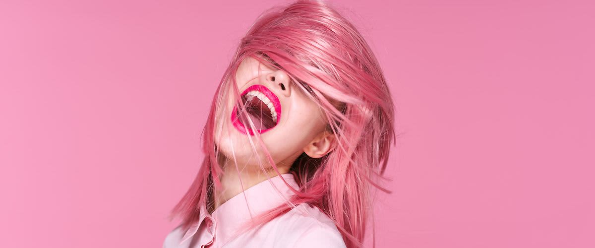 Lächelnde Frau mit glänzenden Haaren