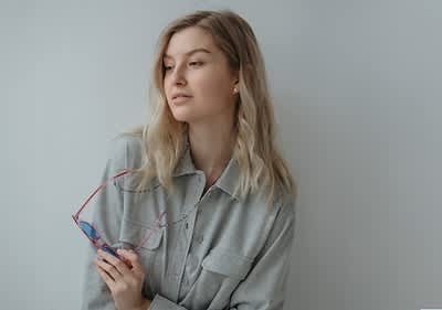 Frau mit aschblonden Haaren