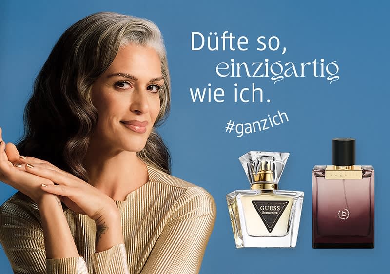 Zwei Parfümflaschen vor blauem Hintergrund, links Guess mit transparentem Glas, rechts dunkles Glas, Text: „Düfte so, einzigartig wie ich“ #ganzich