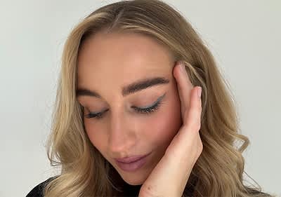 Frau im Abend Look