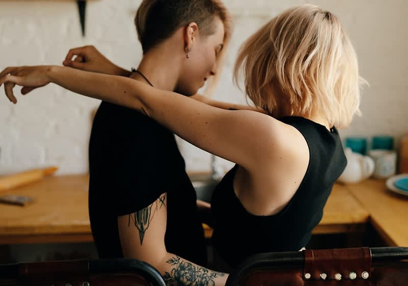 Junges Paar beim Tanzen zu romantischer Musik