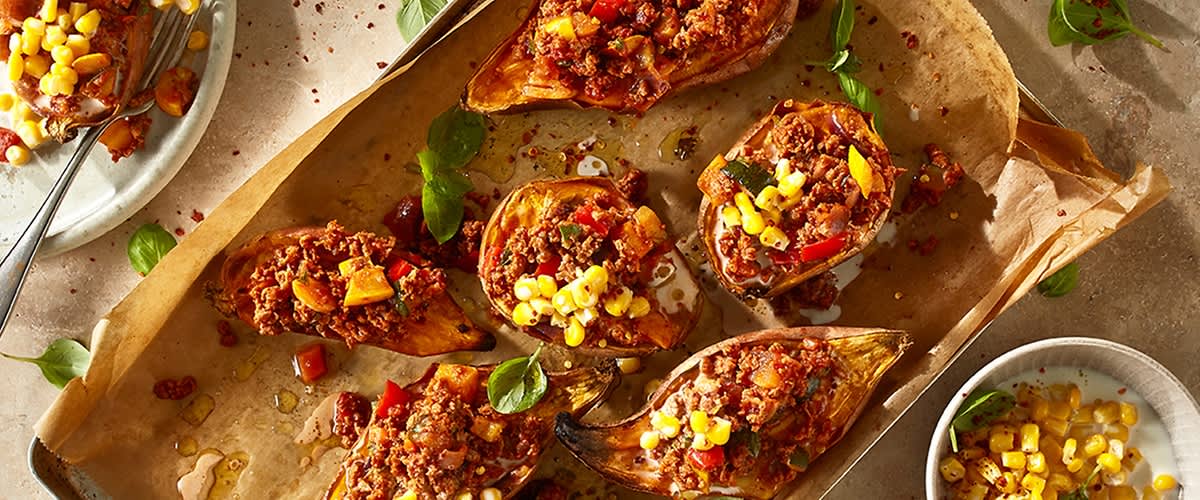Veggie Hack Chili auf gebackenen Süßkartoffeln