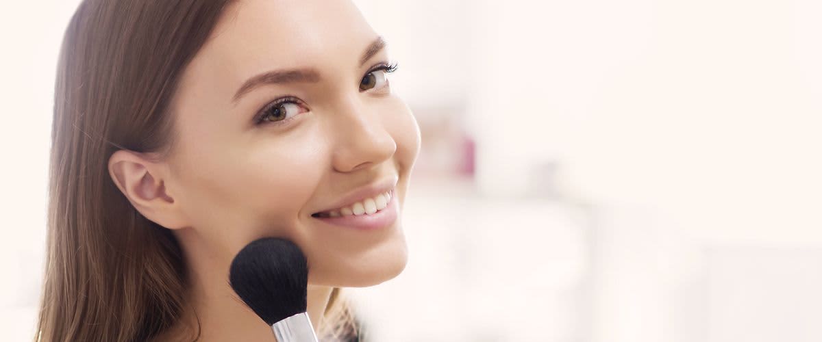 Lächelnde Frau mit Pinsel