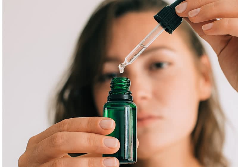 Frau mit Hanfkosmetik