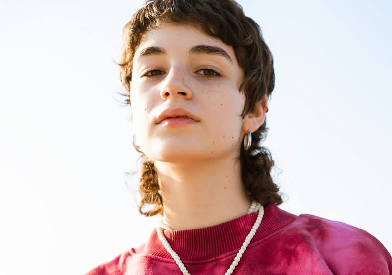 Junge Frau mit dunklen Haaren