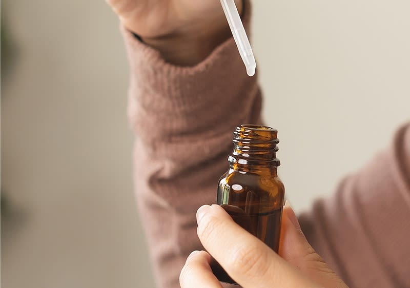 Frau mit Peptid Serum in der Hand