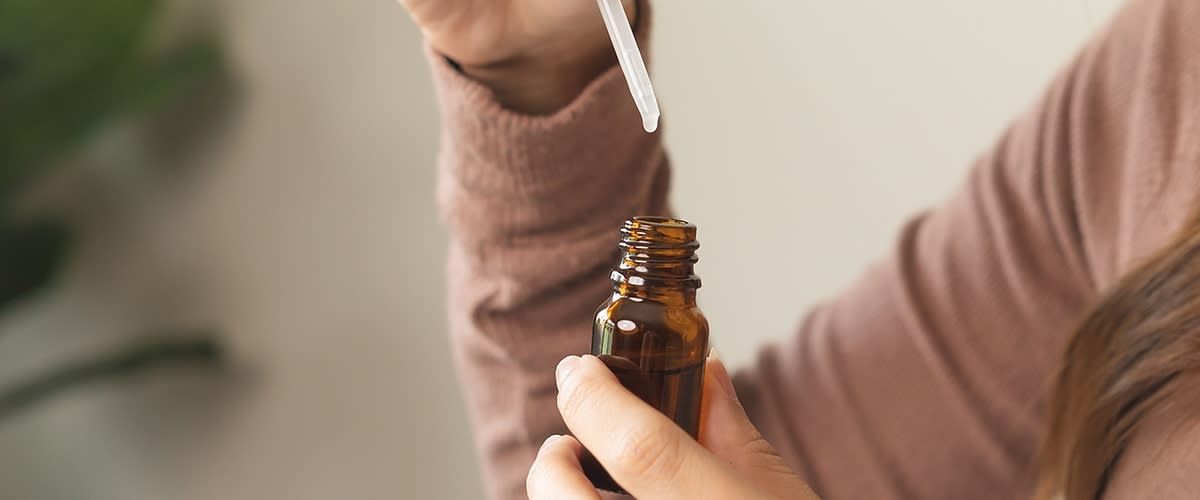 Frau mit Peptid Serum in der Hand