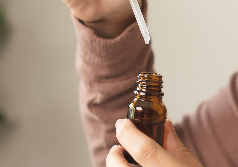 Frau mit Peptid Serum in der Hand