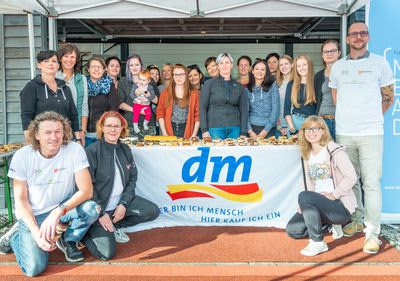 Eine Gruppe dm Mitarbeiter bei ihrem mehr vom leben tag.