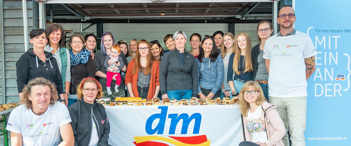 Eine Gruppe dm Mitarbeiter bei ihrem mehr vom leben tag.