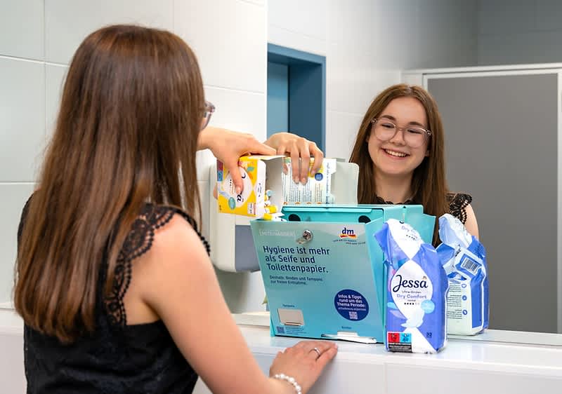 Übergabe Periodenproduktspende