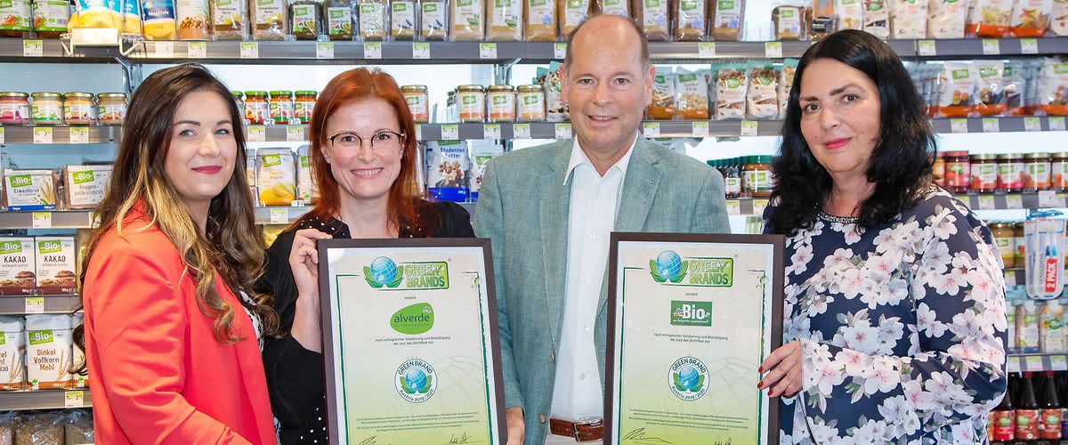 dm Mitarbeiter freuen sich über die Auszeichnung von alverde Naturkosmetik und dm Bio mit dem Green Brands Gütesiegel.