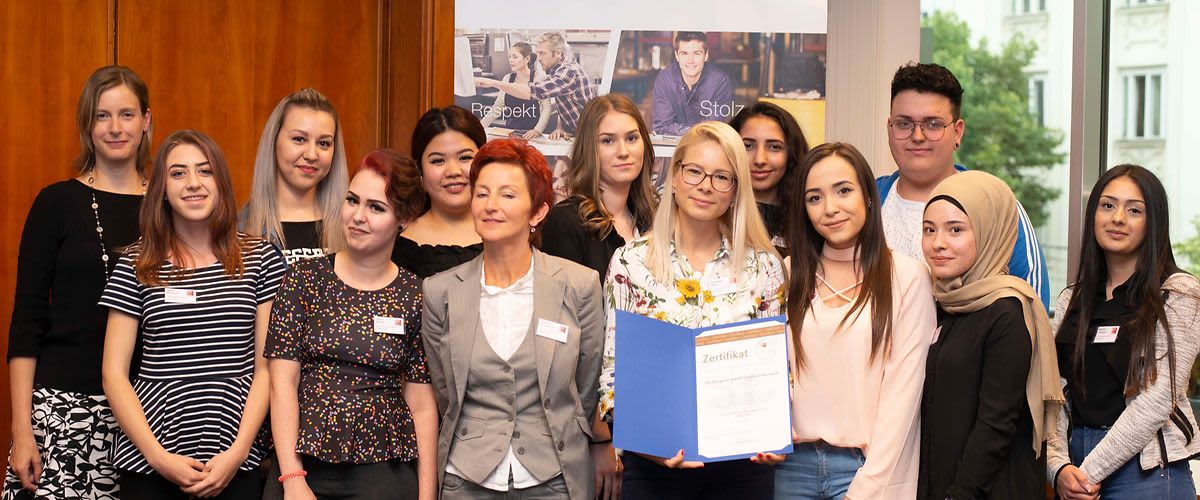 dm Lehrlinge überreichen die Auszeichnung "Österreichs Beste Lehrbetriebe - von Lehrlingen empfohlen" an dm.