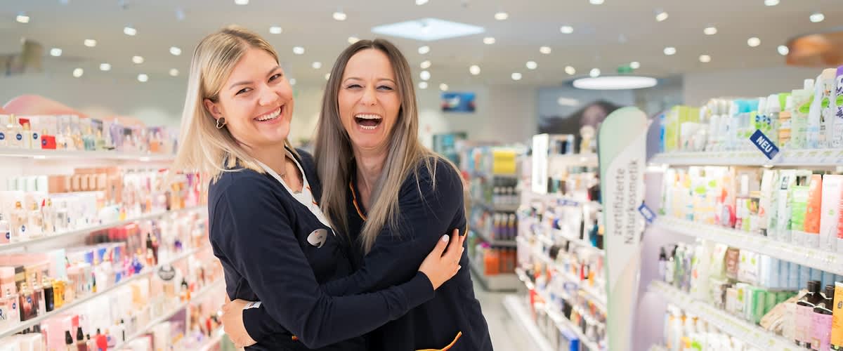 dm Mitarbeiterinnen freuen sich