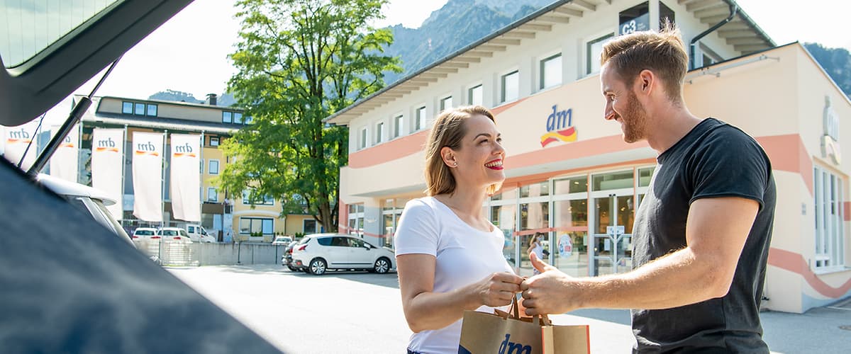 dm Mitarbeiterin schlichtet Regal.