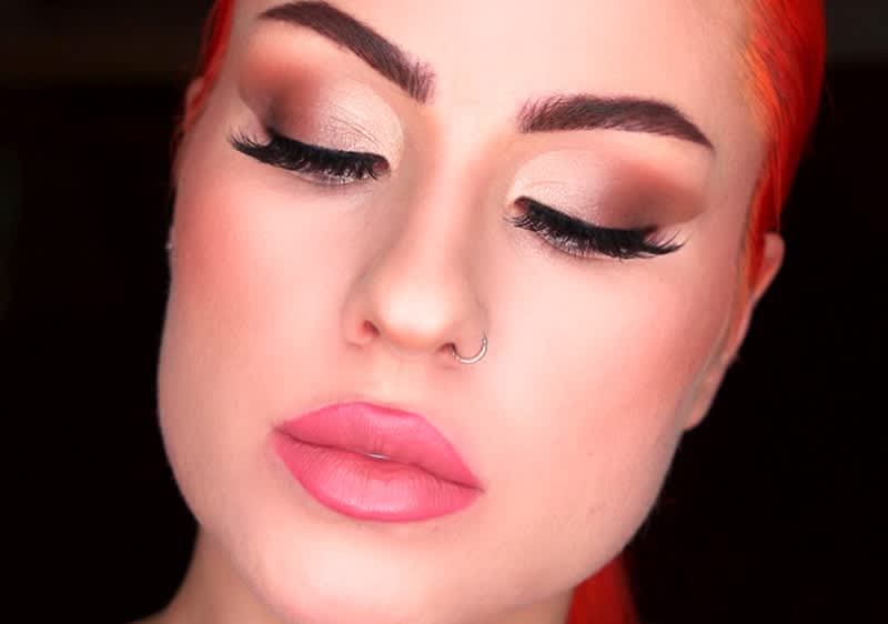 Frau mit extravagantem Make-up