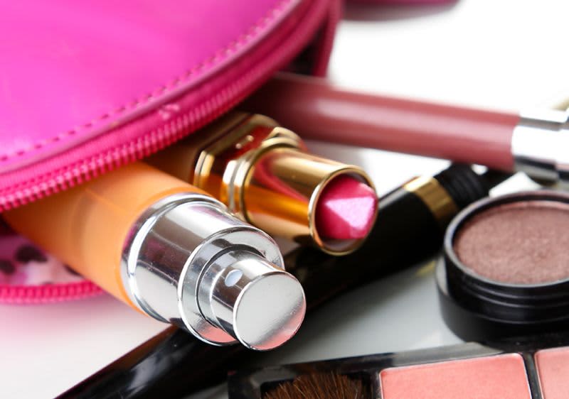 Pinke Kosmetiktasche mit Schminkprodukten