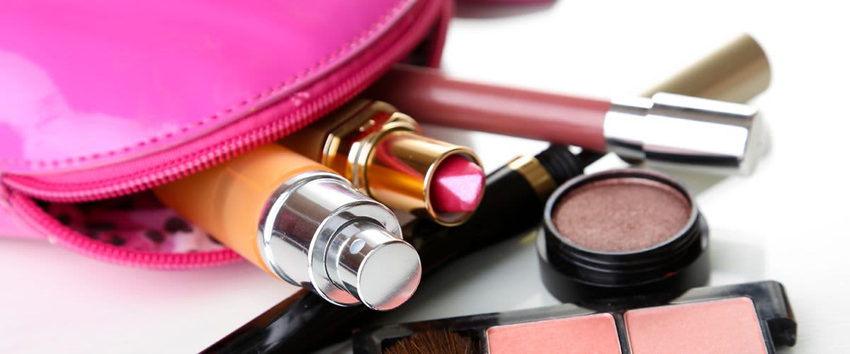 Pinke Kosmetiktasche mit Schminkprodukten