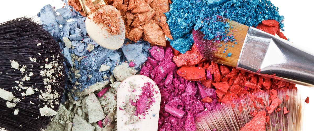 Zerbröselter Lidschatten