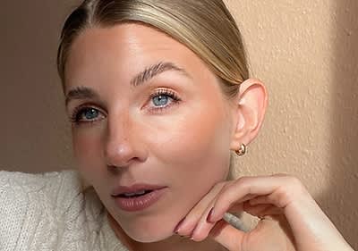 Frau mit Latte Make-up