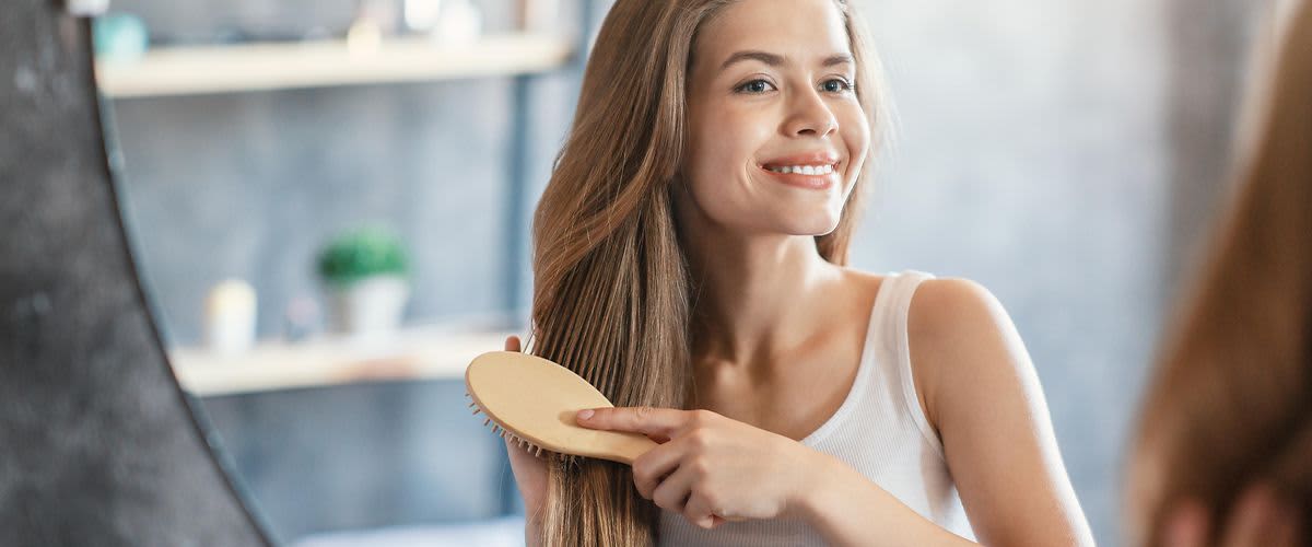 Frau mit langen lockigen Haaren