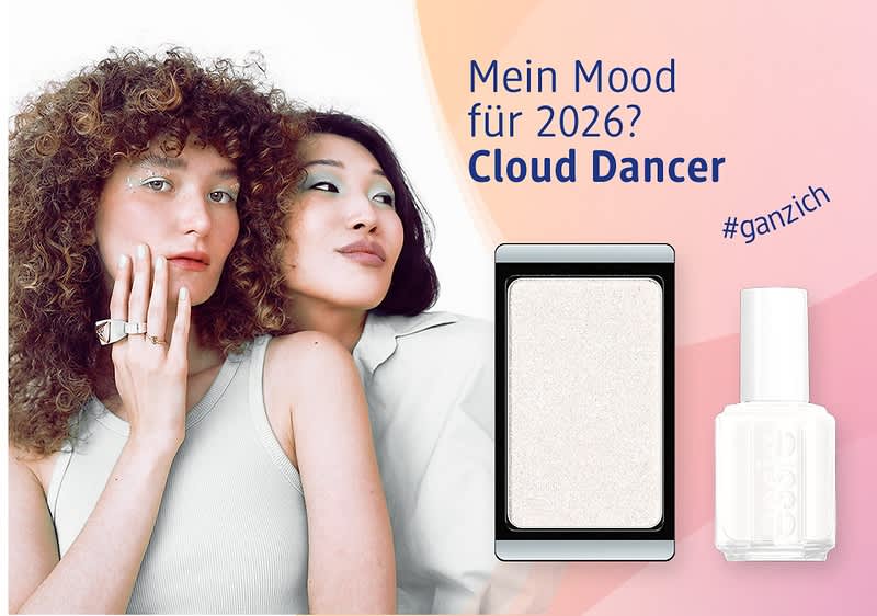 Zwei Frauen mit lockigem Haar, Text „Mein Mood für 2026? Cloud Dancer #ganzich“, weißer Nagellack und Lidschatten
