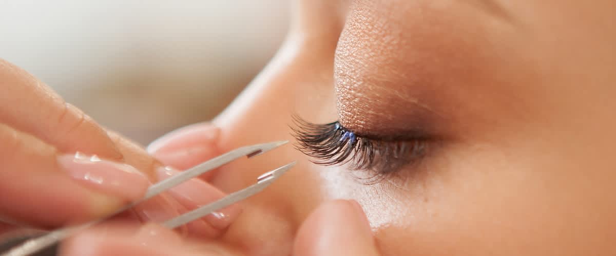Frau lässt sich Kunstwimpern machen