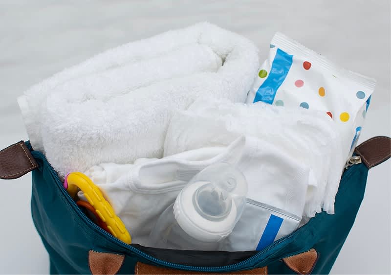 Wickeltasche mit Handtuch Windeln und Babyflasche