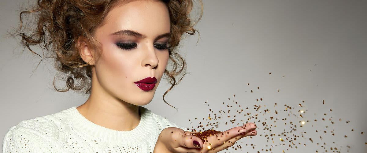 Junge Frau handiert mit Glitzer