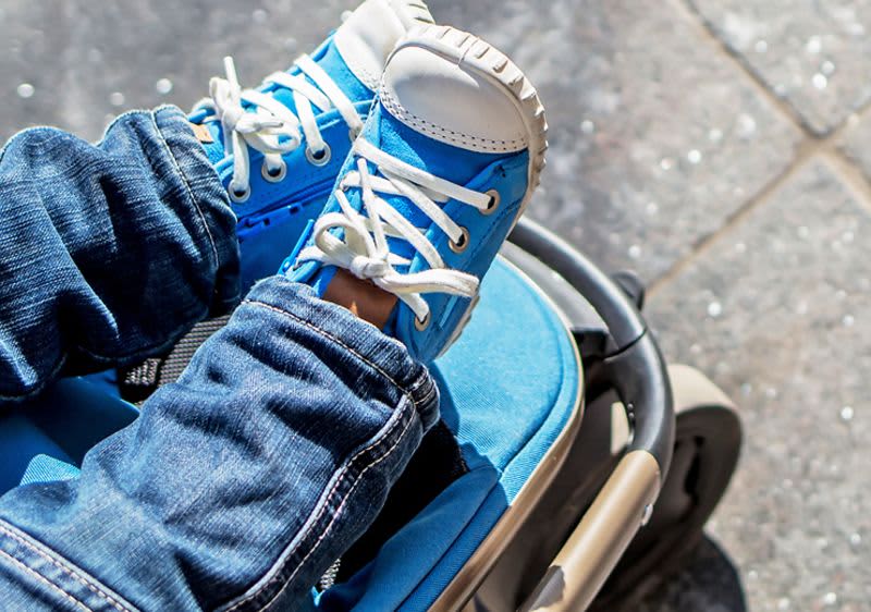 Kinderfüße im Kinderwagen