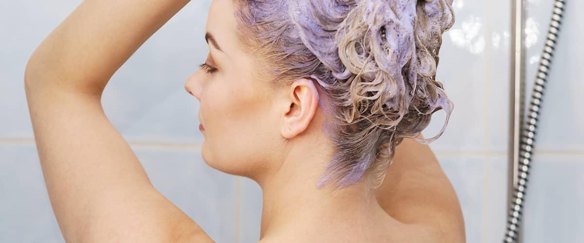 Silbershampoo anwenden