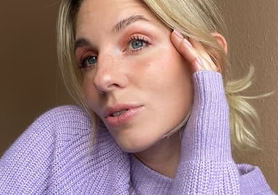 Blonde Frau mit Augen-Make-up