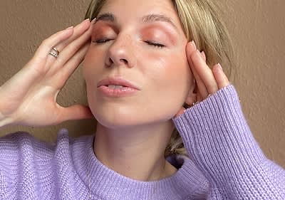 Blonde Frau mit Augen-Make-up