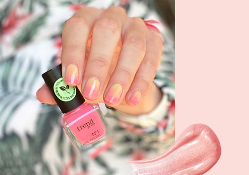 Hand hält Nagellack 