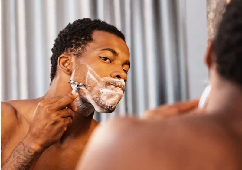 Mann beim Rasieren