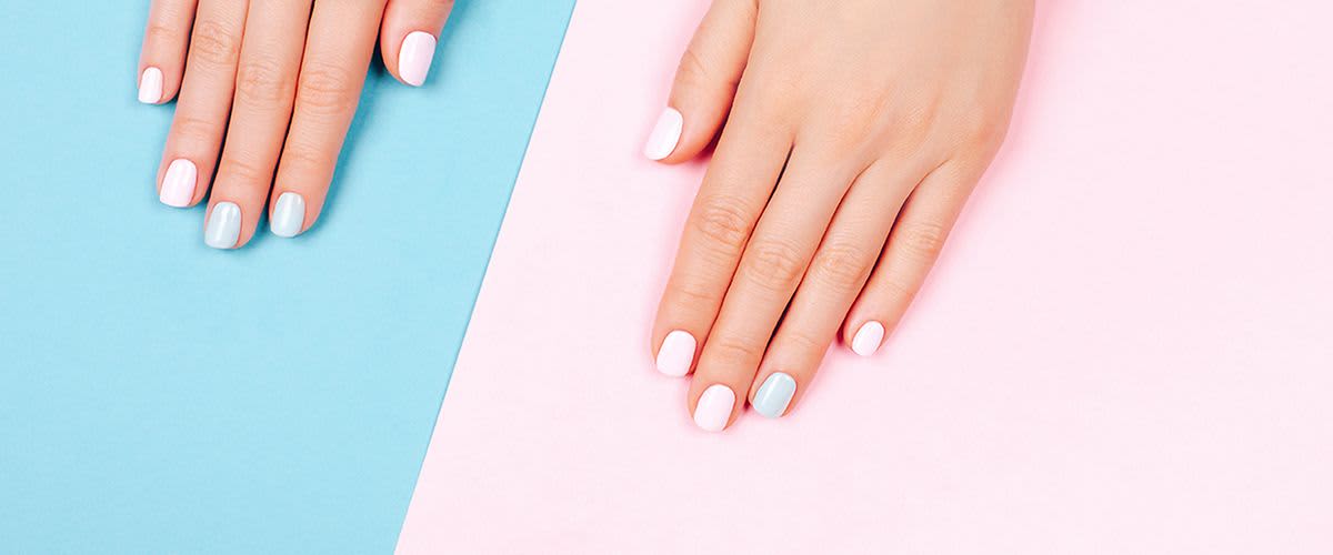 Gefärbte Nägel in zarten Pastelltönen