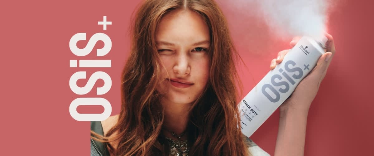 Junge Frau sprüht OSiS+ Refresh Dust Trockenshampoo auf