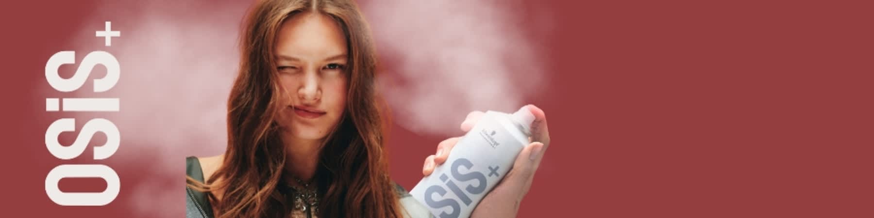 Junge Frau sprüht OSiS+ Refresh Dust Trockenshampoo auf