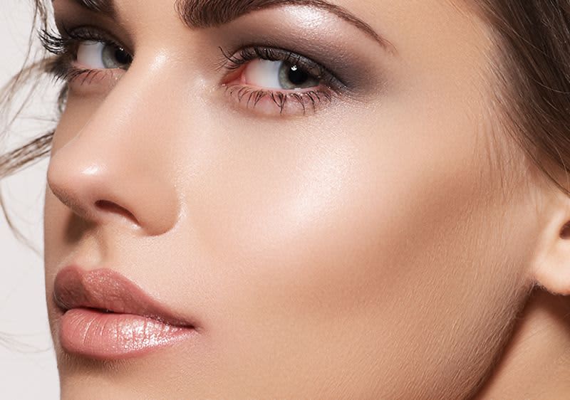 Junge Frau mit Strobing Highlights im Gesicht