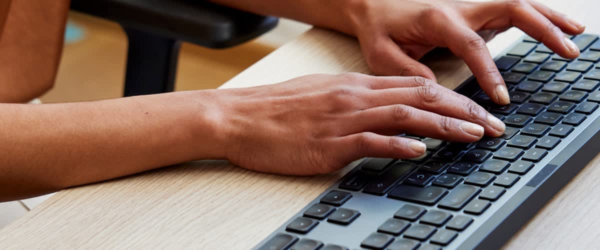 Frau tippt auf einer Tastatur