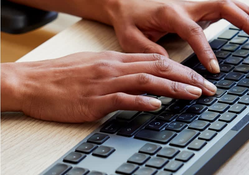 Frau tippt auf einer Tastatur