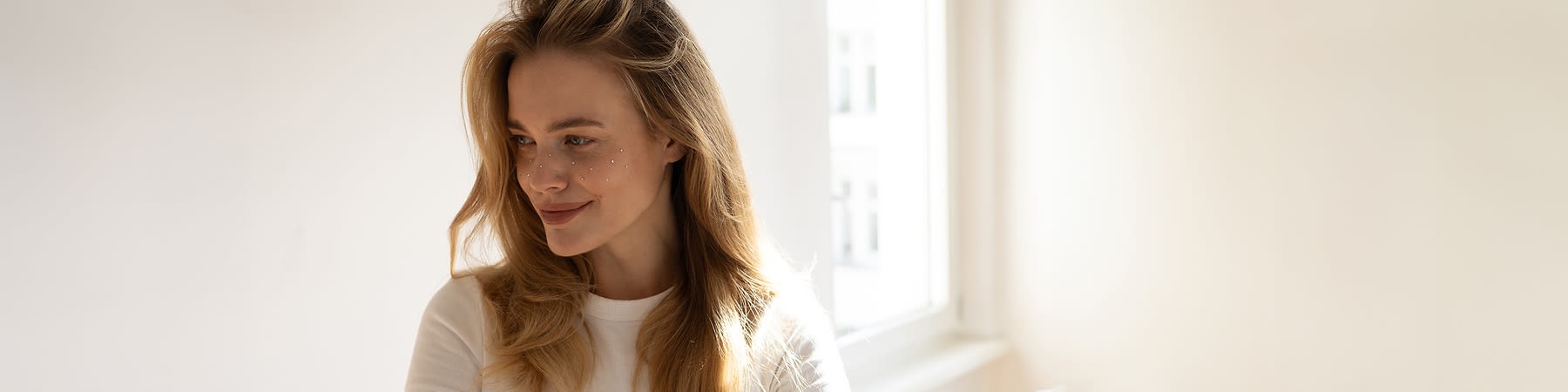 Junge Frau mit langen Haaren und silbernen Freckles