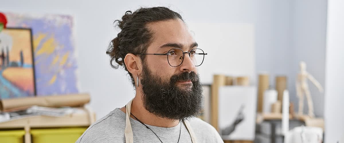 Mann mit Bart und Brille in einem Kunststudio