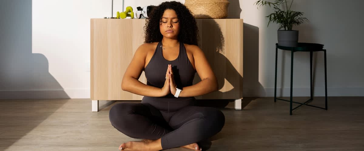 Frau beim meditieren