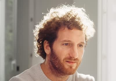 Mann mit Locken