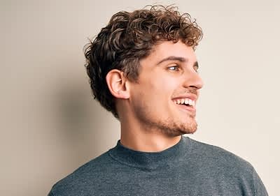 Mann mit Locken