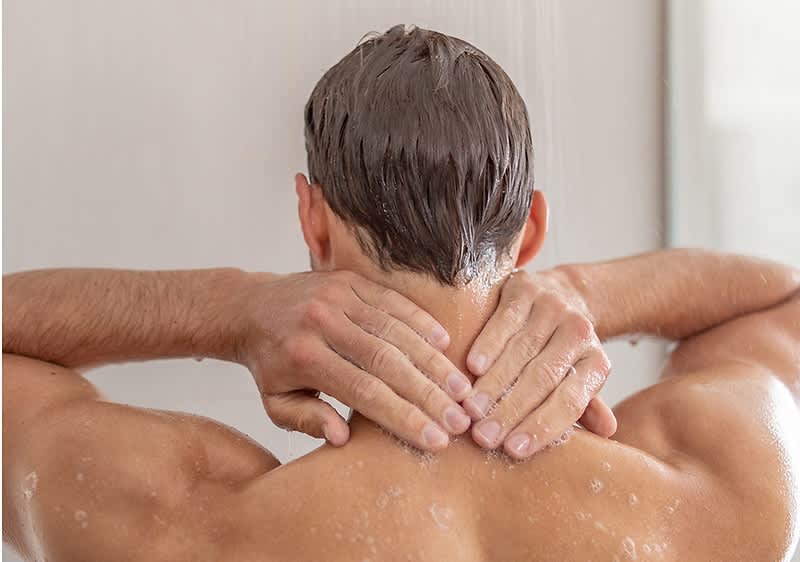 Mann unter der Dusche