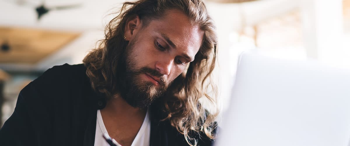Langhaariger Mann
